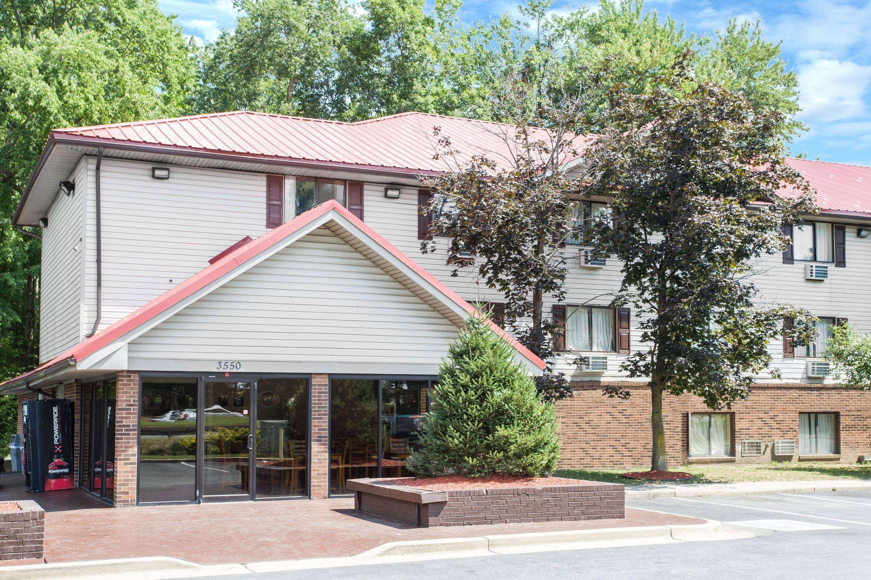 Super 8 By Wyndham Waldorf Motel Exterior foto